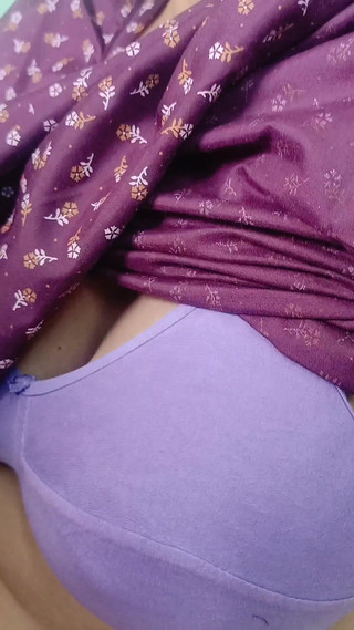 हाउस वाइफ गर्म चुदाई का आनंद ले रही है