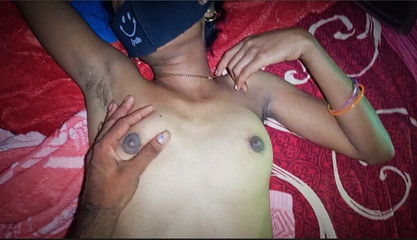 भारतीय प्रेमिका और प्रेमी - मेरी प्रेमिका मेरे बड़े रसोइए का हस्तमैथुन कर रही है, फिर मैंने उसे चोदा