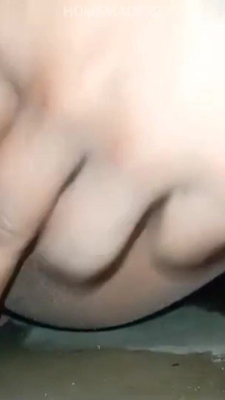 कोकोगर्ल बिल्ली के साथ खेल रही है