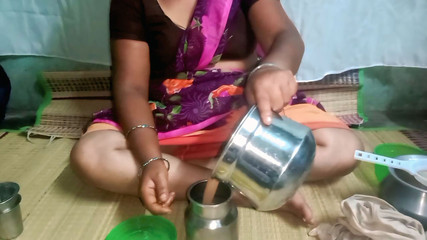 सौतेले भाई के साथ साड़ी सौतेली माँ कट्टर बालों वाली बिल्ली दिखाएँ