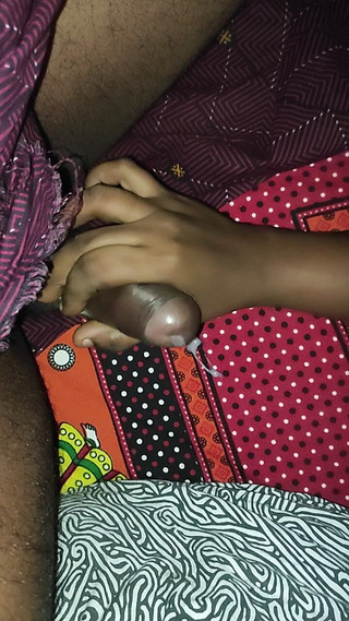 मैं अपने सौतेले बेटे के लंड को तब तक झटका देती हूँ जब तक कि वह वीर्य के साथ फूट न जाए- असली वर्षा