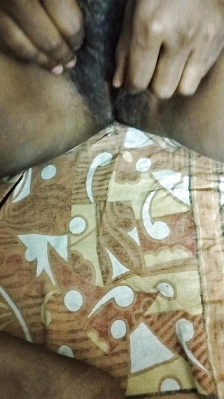 लड़की हस्तमैथुन कर रही है