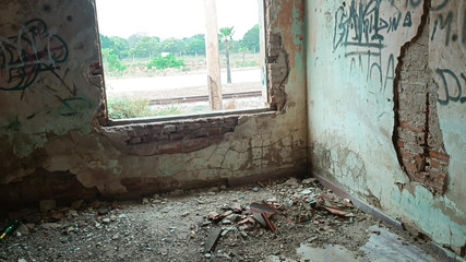 भारतीय लड़की परित्यक्त स्टेशन में गड़बड़ हो रही है