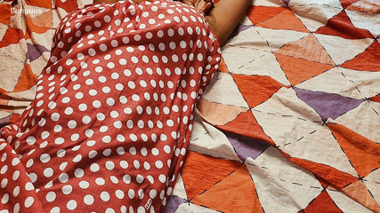 जब पति घर पर नहीं है तो हॉट भाभी को उसके देवर ने चोदा, गीली प्राकृतिक बालों वाली बिल्ली और बालों वाली बगल