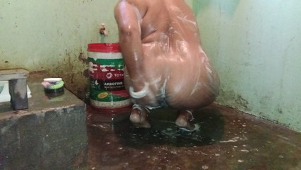 भाभी नहा रही थी, मैं चुपचाप उन्हें देख रहा था, फिर उन्हें डॉगी स्टाइल में चोदा