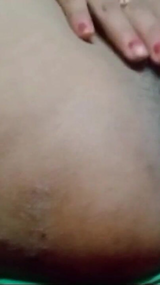 देसी इंडियन लड़की ने गुस्से में अपनी चूत में तेल लगाया और अपनी चूत से पानी निकाला