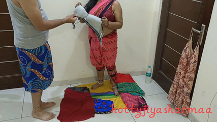 बेचते समय सेल्स गर्ल को अज्ञात व्यक्ति ने चोदा