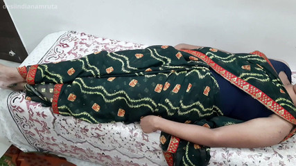 खूबसूरत भारतीय हरी साड़ी वाली स्टेपाउंटी फिंगरिंग करती है, बूब प्रेस करती है और देवर से सह शॉट प्राप्त करती है