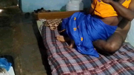 नीली साड़ी में बड़े स्तन वाली देसी भाभी सेक्स