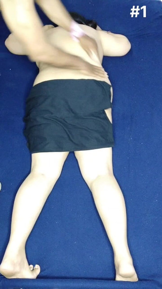 भाभी मसाज करवाती है और मजा लेती है