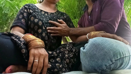 पार्क में लोगों के बीच लड़की की चुदाई