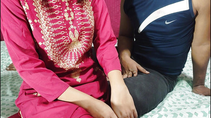 मैं सौतेली बहन के कमरे में आराम करता हूँ और हम खेलते हैं