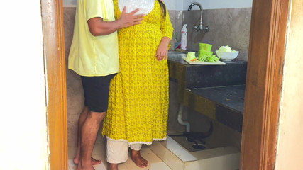 किचन में सब्जी काटते समय पड़ोसियों ने नई पत्नी को चोदा