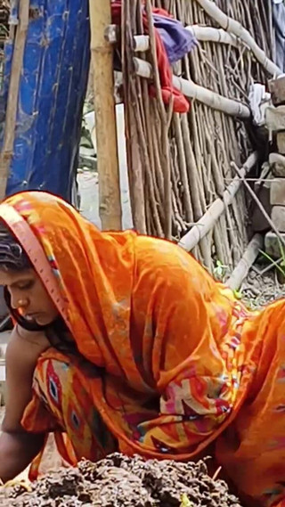 देसी सेक्सी सोनाक्षी भाभी बाहर नग्न होकर नहा रही हैं