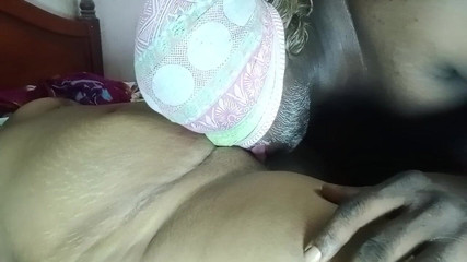 मेरे गाँव में, जब मैं अपनी सौतेली माँ की सौतेली बेटी के साथ घर पर अकेला होता, तो मैं उसके साथ मिल जाता और उसकी चूत को चाटता और उसका स्वाद लेता।