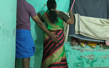 सौतेली माँ बेडरूम की दीवार साफ कर रही थी, सौतेले बेटे ने उसके असली घर में बने बच्चे के साथ सेक्स किया