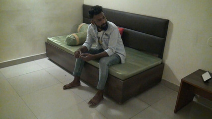 एक गृहिणी ने डिलीवरी बॉय को धोखा दिया और अपने ही अकेले घर में एक शानदार चुदाई सत्र आयोजित किया