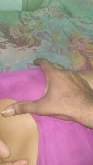 खूबसूरत देसी गर्लफ्रेंड बूब मसाज