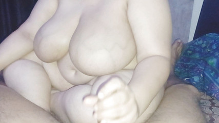 भारतीय बीबीडब्ल्यू गर्लफ्रेंड अपनी नौकरी पाने के लिए हाथ से काम दे रही है