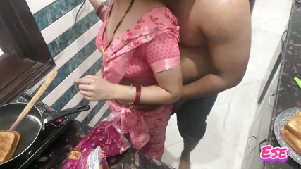 मैंने अपनी सौतेली माँ को तब चोदा जब वह रसोई में नाश्ता बना रही थी