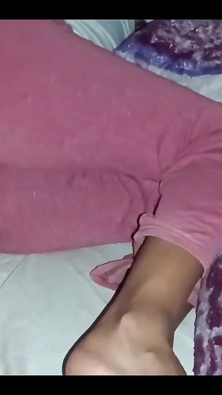 सौतेला पिता बी भोर में मेरे कमरे में आता है और मुझे पीछे से चोदता है