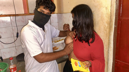 रसोई में जीजा द्वारा उत्तेजित भारतीय साली की जोरदार चुदाई