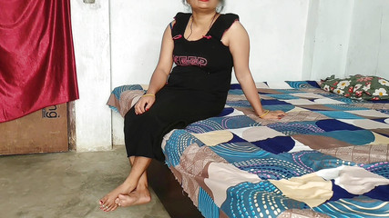 पार्लर लड़के ने देसी भारतीय भाभी को सर्विस देने के बाद घर पर ही चोदा