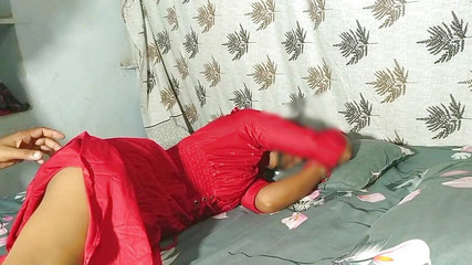 मैं उसका फायदा उठाता हूं और उससे अपना लंड चुसवाता हूं। आनंद लेना