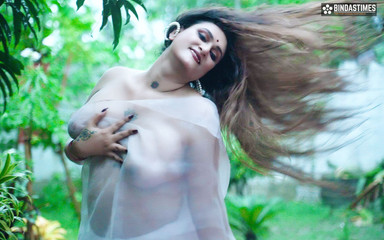 सौतेली बेटी को उसके सौतेले पिता ने दंडित किया जब वह बाहर बारिश का आनंद ले रही थी