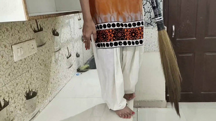 जब सब लोग घर पर थे तो पति ने सारा को किचन में चोदा