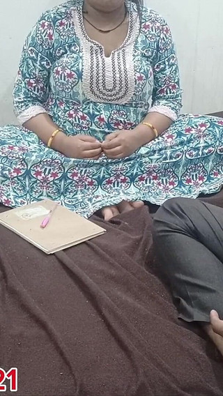 भारतीय गोल-मटोल छात्रा ट्यूशन टीचर को स्तन और बिल्ली दिखाती है