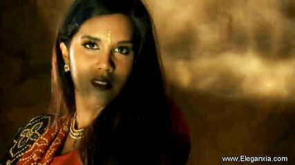 भारतीय श्यामला अपना सेक्सी शरीर दिखाती है