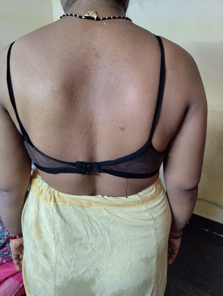 देसी भारतीय सायरा स्टेपाउंटी स्नान, भारतीय महिला स्नान, गृहिणी स्नान और अपनी तंग बिल्ली को साबुन से धोना