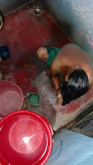 नहाते हुए हान हंट का वीडियो