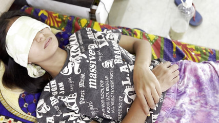 जब मैं उसके स्तनों की मालिश करता हूँ तो मेरी प्रेमिका शरमा जाती है