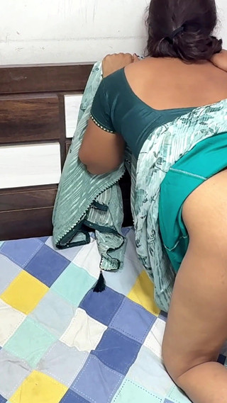 कोमल अपने सौतेले भाई को टेरेंस से चुदाई के लिए पीछे से बुलाती है