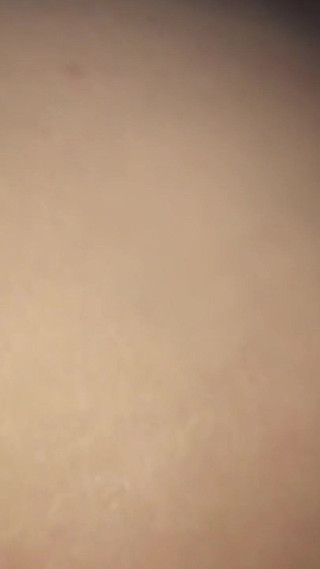 कामुक सुनहरे बालों वाली भारतीय अपने सौतेले बेटे को मुख-मैथुन देती है और सवारी करते समय उसे चोदती है