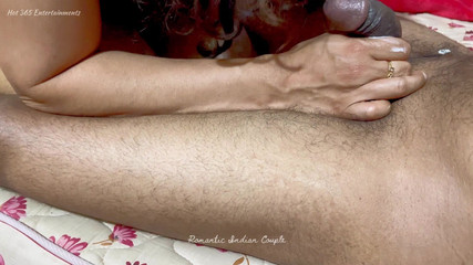 रोमांटिक भारतीय युगल - लिंग पर आइसक्रीम चाटना - हॉटेस्ट ब्लोजॉबिंग