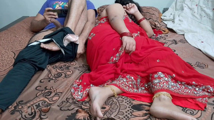 लाल साड़ी में भारतीय भाभी के साथ सेक्स - देसी खूबसूरत भाभी बिस्तर शेयर सेक्स