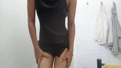 मेरी सौतेली बहन की तंग गुलाबी चूत को छूते हुए उसकी चूत से सफेद क्रीम निकली