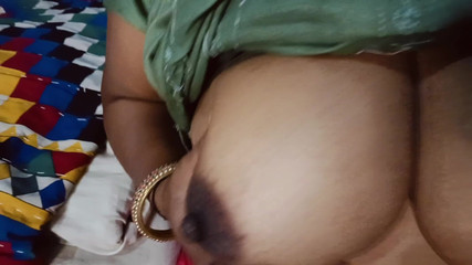 पड़ोसन की सौतन बोली- मुझे चोदने से पहले मेरे स्तनों की अच्छे से मालिश कर देना और मेरी चूत को चाट कर उसका रस निकाल लेना।