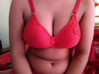 सेक्सी महिला ने अपना सेक्सी शरीर दिखाया