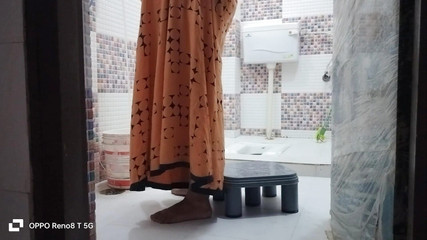 आज अपनी सौतेली बहन को नहाते देख कर मेरा लंड खड़ा हो गया