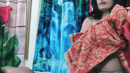 सुपर-शरारती फूहड़ एमआईएलए अपने सौतेले बेटे के लंड को अंदर ले रही है।