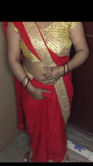 लंड की प्यासी सौतेली भाभी उसमें उंगली डाल रही है.