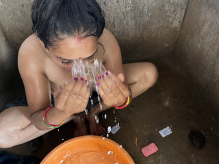 भाभी बाथरूम में नहा रही है