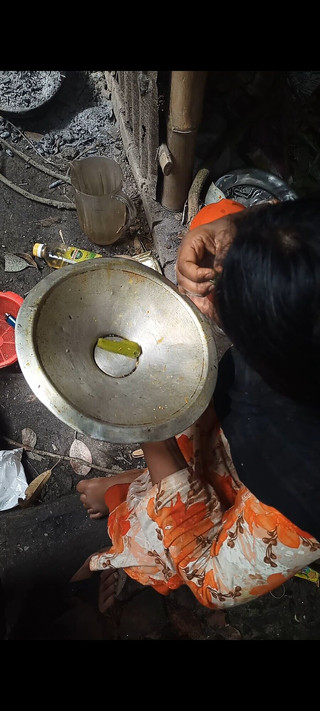 देसी भाभी का खाना बनाना एक हॉट आश्चर्य में बदल गया!