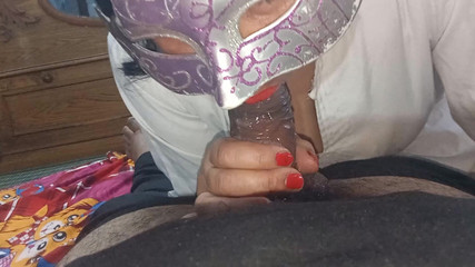 एशियाई नर्स मुख-मैथुन देती है और मुँह में भार लेती है