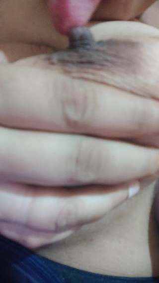 मेरे निपल को चूसो और मुझे जोर से चोदो.