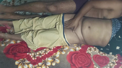 रोमांस करती हुई सबसे खूबसूरत भारतीय देसी लड़की।